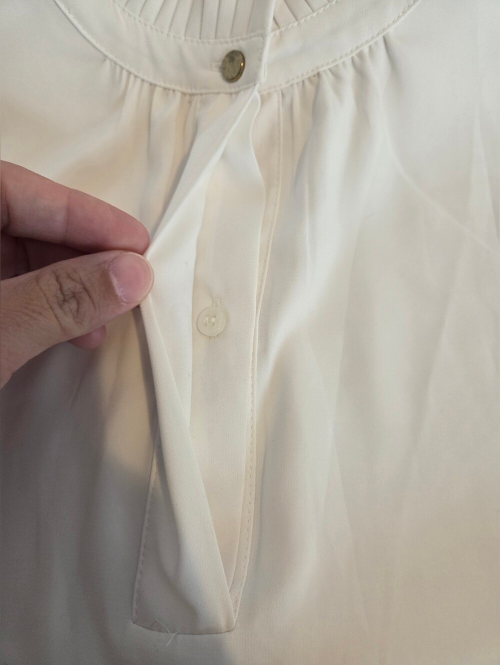 Sleeveless White Pleated Neck Women's Top - Picture 7 of 9